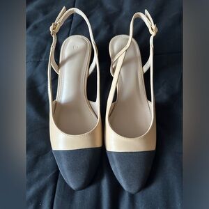 Never worn sling back black toe kitten heels🌟